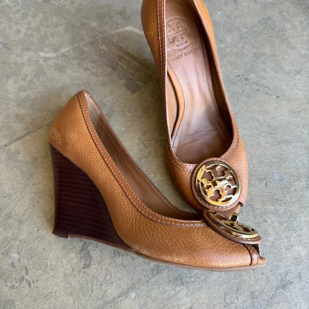 Tory Burch Sally Tan Leather Peep Toe Wedge Pumps Gold Reva Logo Size 6.5M